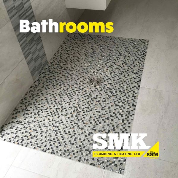 Walk-in shower floor in grey mosaic tiles
